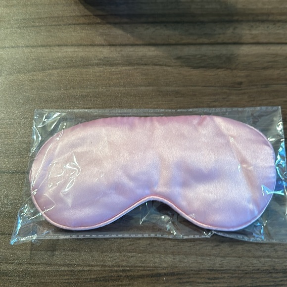 Pink Gift Set with Cup, Eyemask, Bathsalt, and Bathbomb - Picture 5 of 6